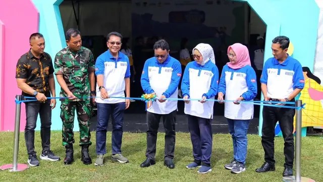 Deputy Program Director Bakti Sosial Djarum Foundation Achmad Budiharto (tiga dari kiri) dan PJ Bupati Kudus Hasan Chabibie (tengah) saat membuka booth Milklife Festival Keluarga Sehat. (Liputan6.com/Arief Pramono)
