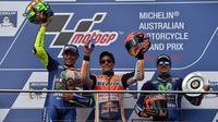 Valentino Rossi, Marc Marquez, dan Maverick Vinales bersaing di puncak klasemen MotoGP. (AFP/Peter Parks)