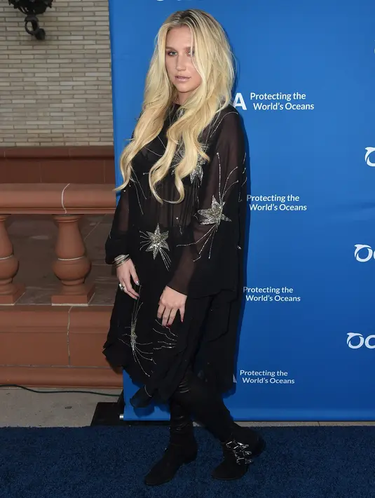 Kesha pun berusaha tegar menghadapi kasus pelecehan yang menimpa dirinya. Pada awalnya Kesha berusaha menutupi kasus tersebut, namun dirinya menyesal lalu bertindak laporkan kasus tersebut ke pengadilan New York, Amerika Serikat. (AFP/Bintang.com)