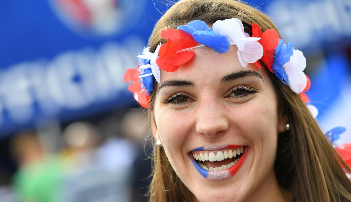 Prancis dikenal sebagai gudangnya wanita cantik, tak terkecuali suporter yang hadir dalam laga pembuka di Stade de France, Saint-Denis, (10/6/2016) ini. (AFP/Franck Fife)