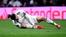 Pemain depan Real Madrid Gareth Bale memberi isyarat kesakitan saat menghadapi Ajax Amsterdam pada leg kedua babak 16 besar Liga Champions di Stadion Santiago Bernabeu, Madrid, Spanyol, Selasa (5/3). (JAVIER SORIANO/AFP)