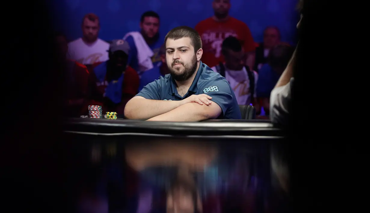 Scott Blumstein dari AS bersaing dalam ajang Kejuaraan Dunia Poker (World Series of Poker Main Event) di Las Vegas, Sabtu (22/7). Scott Blumstein berhasil menyingkirkan 7.221 pemain dalam turnamen poker tersebut. (AP Photo/John Locher)
