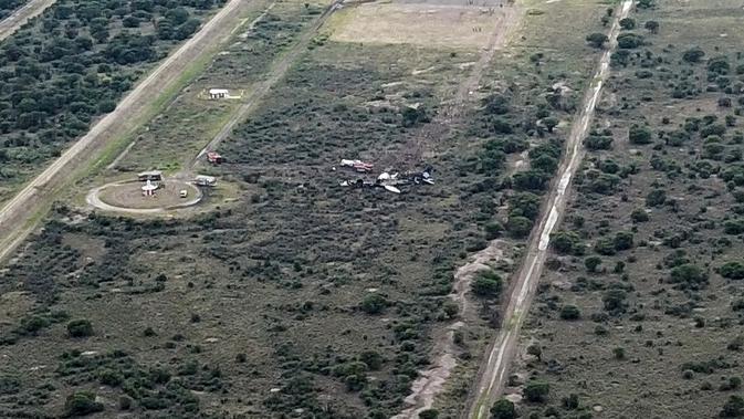 Kondisi badan pesawat milik maskapai Aeromexico yang jatuh saat lepas landas di bandara Durango, Meksiko utara, Selasa (31/7). Pesawat tersebut mengangkut 97 penumpang dan empat kru. (KEVIN ALCANTAR / KEVIN ALCANTAR DRONES DURANGO /AFP)