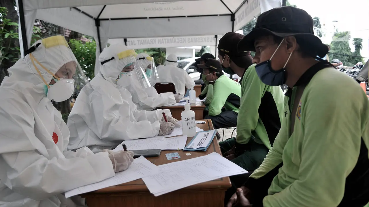 FOTO: Pegawai Kantor Kecamatan Jalani Tes Swab COVID-19