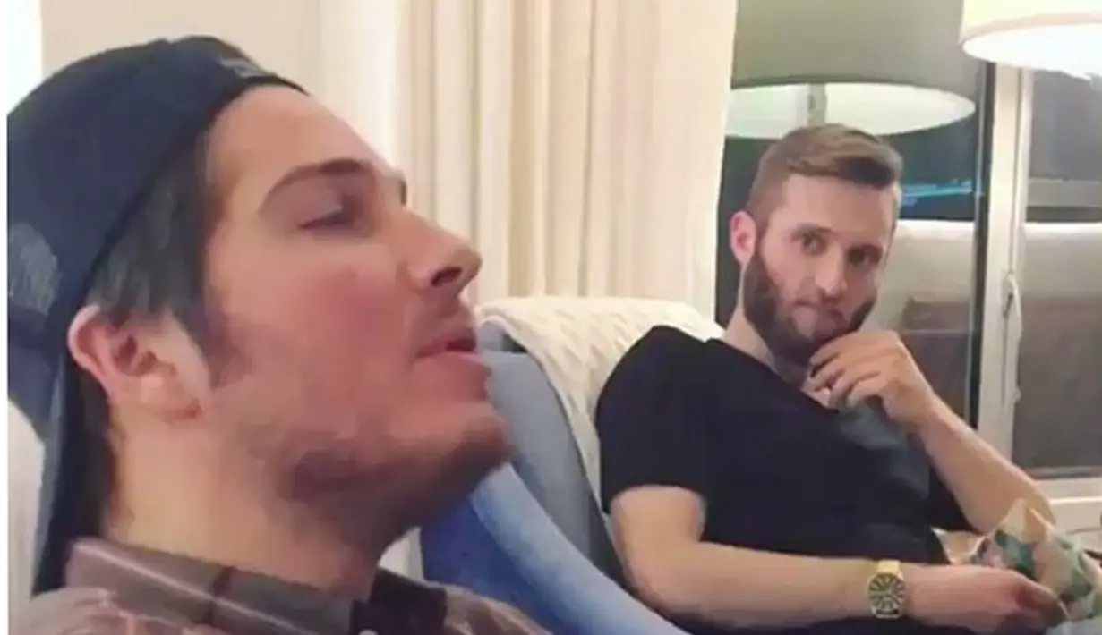 Tidak hanya itu, beberapa video juga diunggah Selena yang memperlihatkan dirinya bersama teman-temannya sedang berpesta. Suara tawa dan candaan yang terdengar saat itu menjadi bukti kebahagiaan mereka. (doc.aceshowbiz.com)