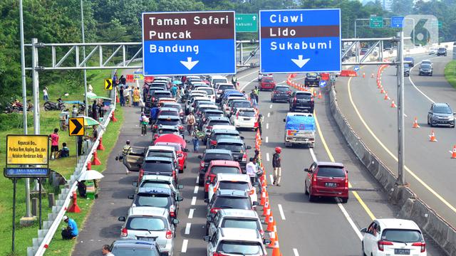 FOTO: Libur Panjang, Lalu Lintas Menuju Puncak Macet