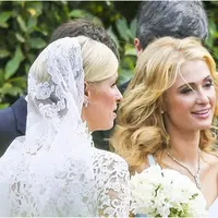 Paris Hilton akhirnya harus melihat adiknya, Nicky Hilton, melenggang lebih dulu menuju pernikahan. (via dailymail.co.uk)