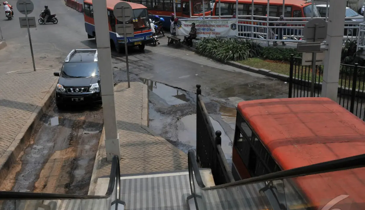 Jalan masuk ke Terminal Maggarai rusak parah. Becek dan bergelombang, Jakarta, Jumat (5/9/2014) (Liputan6.com/Johan Tallo)