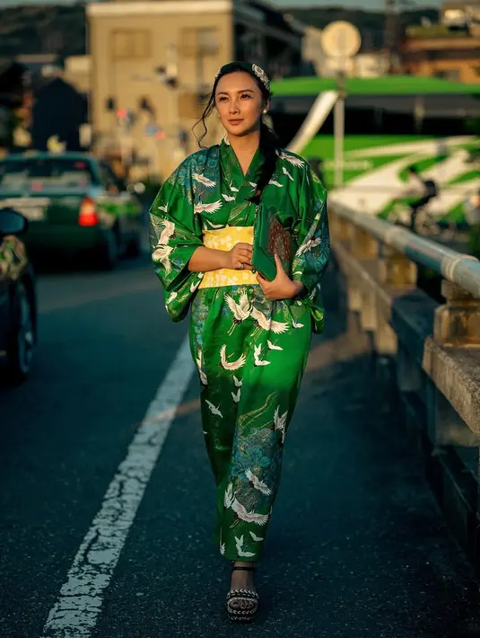 Tata Cahyani juga terlihat cantik dalam balutan kimono hijau. Dipadu dengan belt kuning yang bikin tampil bak putri [@tatacahyani]