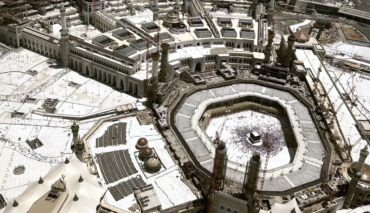 Pandangan umum Ka'bah (tengah) di Masjidil Haram, kota suci Mekah saat Arab Saudi menampung sekitar satu juta orang, termasuk 850.000 dari luar negeri, untuk ziarah haji pada 4 Juli 2022. Ibadah haji tahunan dimulai minggu ini setelah dua tahun terakhir jumlah jemaah haji dikurangi secara drastis akibat pandemi COVID-19. (Rania SANJAR / AFP)