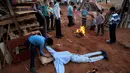 Anak-anak Yahudi Ultra Ortodoks menyusun kayu dan boneka "evil man" untuk dibakar saat perayaan hari Lag Ba'Omer di Bnei Brak, Israel (2/5). (AP Photo / Oded Balilty)