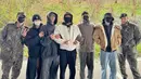 Akun resmi @BTS_twt juga memperlihatkan ketujuh member BTS berkumpul untuk melepas V dan RM. Jin dan J-Hope yang mengenakan baju militer tampak berdiri di ujung. Hadir pula Suga, yang menjalani wamil sebagai petugas layanan sosial. (Foto: Twitter/ BTS_twt)