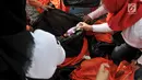Relawan memilah sampah yang bisa didaur ulang saat Gerakan Indonesia Bersih di area Car Free Day, Bundaran HI, Jakarta, Minggu (28/4/2019). Pemerintah meluncurkan aksi peduli sampah lewat 'Gerakan Indonesia Bersih' dengan menerapkan sistem 3R (reduce, reuse, recycle). (merdeka.com/Iqbal S. Nugroho)