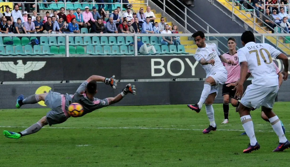 Striker AC Milan, Suso, mencetak gol pertama ke gawang Palermo dalam laga pekan ke-12 Serie A di Stadion Renzo Barbera, Minggu (6/11/2016). (AFP)