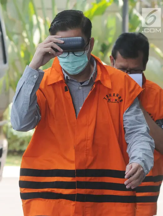 Anggota DPRD Kota Malang fraksi PAN Harun Prasojo memakai masker saat akan menjalani pemeriksaan di KPK, Jakarta, Senin (10/9). Harun diperiksa sebagai tersangka terkait kasus dugaan suap pembahasan APBD-P Pemkot Malang TA 2015. (Merdeka.com/Dwi Narwoko)
