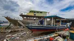 Warga menyelesaikan pembuatan perahu baru nelayan di Kampung Nelayan Tanjung Pasir, Tangerang, Banten, Rabu (22/1/2025). (merdeka.com/Arie Basuki)