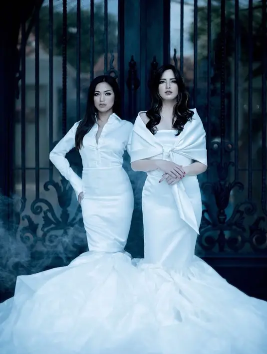 Selain pose menantang, Nia Ramadhani dan Jessica Iskandar terkadang berpose manis dan menawan. (Foto: instagram.com/ramadhaniabakrie)