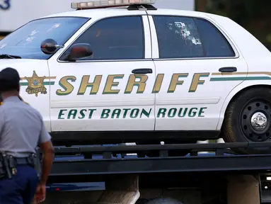 Lubang bekas peluru terlihat di jendela kendaraan East Baton Rouge Sheriff di Baton Rouge, Louisiana, AS, Minggu (17/7). Tiga Polisi tewas dan tiga lainnya mengalami luka-luka saat terjadi penembakan di sebuah jalan Baton Rouge. (REUTERS/Jonathan Bachman)
