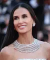 Aktris sekaligus member of the jury Cannes, Demi Moore, menjadi salah satu sorotan utama malam itu. Ia tampil glamor mengenakan kalung Haute Joaillerie dari emas putih etis 18 karat dengan heart-shaped diamond total lebih dari 226 karat. Penampilannya semakin dramatis dengan anting pear-shaped diamond dan beberapa cincin berlian besar yang menghiasi kedua tangannya.