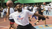 Pebasket Boston Celtics, Jaylen Brown, memainkan bola saat Junior NBA Indonesia di SMA 82, Jakarta, Kamis (26/7/2018). Junior NBA merupakan program pembinaan olahraga basket secara global. (Bola.com/Vitalis Yogi Trisna)