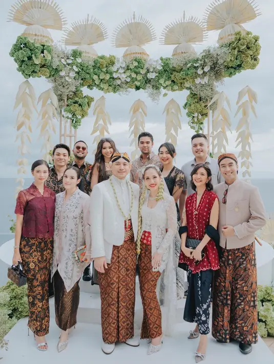 Kebaya lengan terompet itu dipadukan dengan kain tenun hitem emas yang elegan [@chelseaislan]