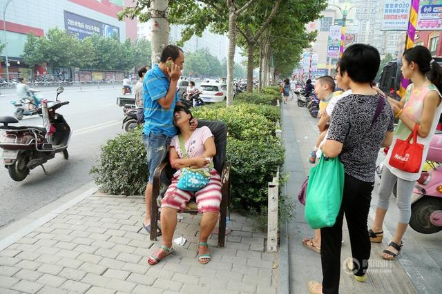 Kerabat balita yang terlihat sedih dan syok setelah mengetahui kecelakaan | Photo: Copyright shanghaiist.com