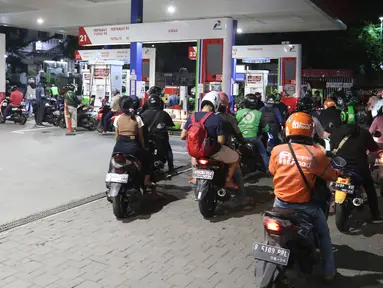 Sejumlah kendaraan mengantre untuk mengisi bahan bakar minyak (BBM) di sebuah SPBU di Jakarta, Kamis (31/3/2022). PT Pertamina (Persero) akan memberlakukan tarif baru BBM jenis Pertamax menjadi Rp 12.500 pada 1 April 2022. (Liputan6.com/Herman Zakharia)