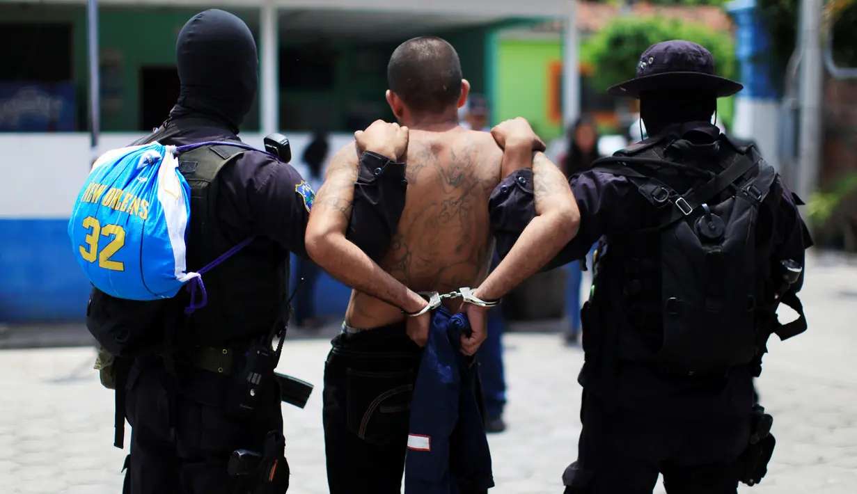 Petugas membawa pemimpin geng Gustavo de Jesus Vasquez Nerio alias "El Tigre" setelah penangkapannya di Colon, El Salvador 30 Mei 2016. (REUTERS/Jose Cabezas)