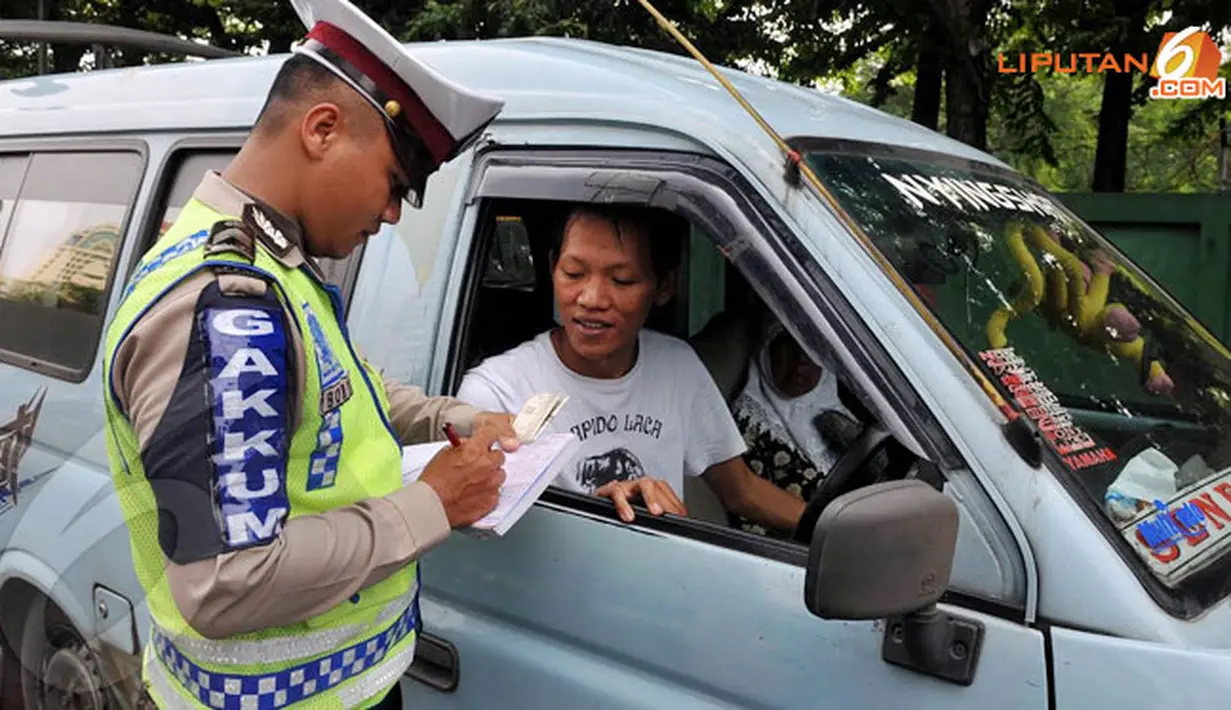 Petugas memeriksa kelengkapan dokumen perjalanan, seperti SIM, STNK, dan ijin trayek yang dibawa oleh para supir mikrolet dan metromini (Liputan6.com/Johan Tallo)