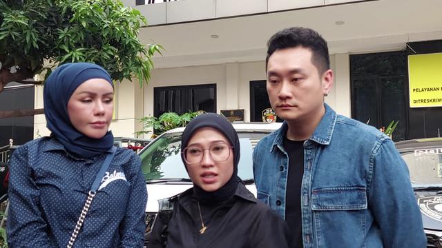 Kuasa hukum korban pelecehan Miss Universe Indonesia, Mellisa Anggraini (tengah). (Dok. via M. Altaf Jauhar)