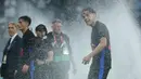 Pemain Barcelona, Hector Fort, menikmati siraman air dari lapangan usai mengunci gelar juara LaLiga 2024/2025 setelah mengalahkan Espanyol pada pertandingan ke-36 di RCDE Stadium, Jumat dini hari WIB (16/5/2025). (AP Photo/Joan Monfort)
