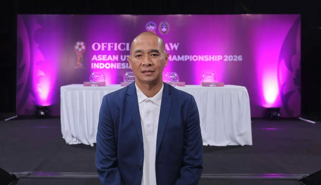 Sebagai informasi, Indonesia akan menjadi tuan rumah Piala AFF U-17 2026. Pertandingan akan berlangsung di Jawa Timur, tepatnya di Sidoardo dan Gresik. Ajang ini akan berlangsung 11 sampai 23 April 2026. Tampak dalam foto, pelatih Timnas Indonesia U-17, Kurniawan Dwi Yulianto, saat menghadiri pengundian fase grup Piala AFF U-17 2026 yang digelar di SCTV Tower, Jakarta, Jumat (6/3/2026). (Bola.com/Bagaskara Lazuardi)