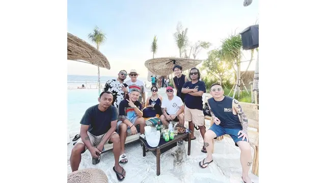 6 Potret Kompak Keluarga Roy Marten Liburan di Bali, Penuh Kehangatan