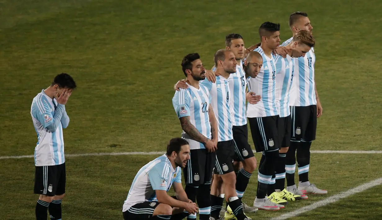 Ekspresi kesedihan Lionel Messi (kiri) setelah kalah adu penalti melawan Cile. (AP Photo/Silvia Izquierdo)