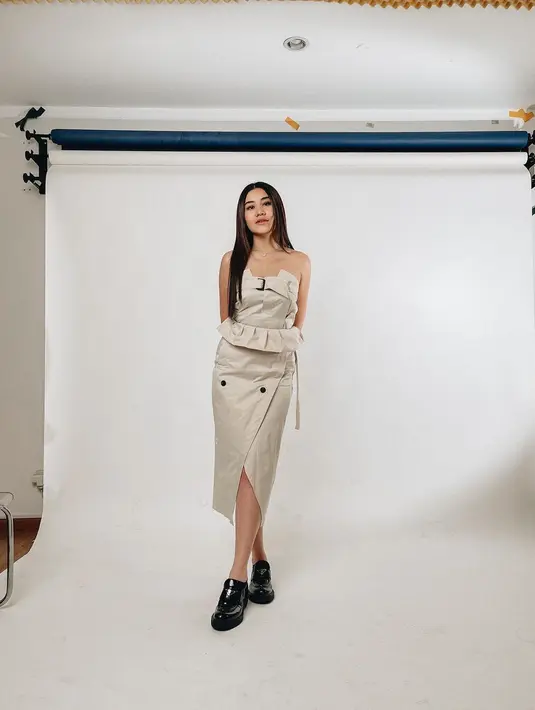 Di salah satu photoshoot terlihat Aaliyah Massaid tampil dengan set atasan tanpa tali dengan rok berhigh-slit yang edgy berwarna cokelat. [Foto: Instagram/aaliyah.massaid]