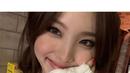 Nayeon juga mengepang rambutnya menjadi dua, ssembari memberi senyuman ke depan kamera. (Instagram @twicetagram)