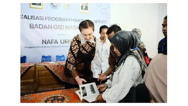 6 Gaya Baju Batik Kantor Wanita Ala Nafa Urbach, Modern dan Elegan