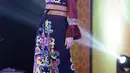 Seorang model berjalan di catwalk mengenakan busana rancangan Wignyo saat peragaan busana dalam gelaran Festival 6 2023 di Senayan Park, Jakarta, Minggu (9/7/2023). (Liputan6.com/Helmi Fithriansyah)