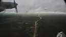 Tim dari TNI AU menyisir hutan Kalimantan saat melakukan pencarian Pesawat AirAsia QZ8501, Kalimantan, Selasa (30/12/2014). (Liputan6.com/Miftahul Hayat)
