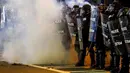 Polisi berjaga saat aksi unjuk rasa di daerah Charlotte, North Carolina, AS, Rabu (21/9). Pengunjuk rasa protes atas penembakan pria kulit hitam yang dilakukan oleh polisi. (REUTERS/Jason Miczek)