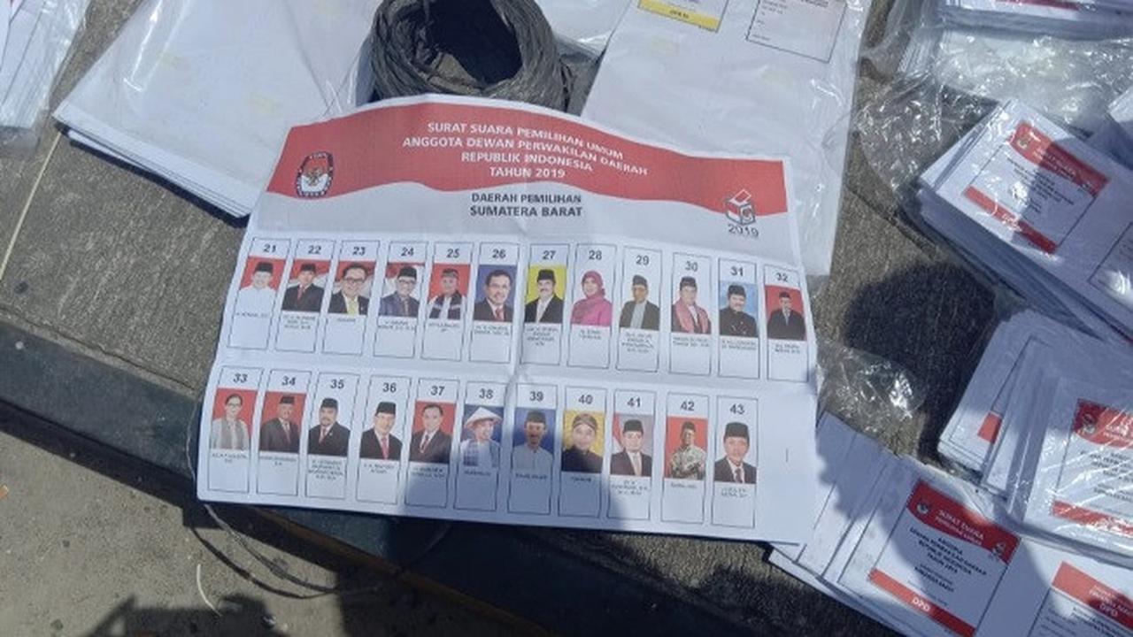 Surat suara yang rusak karena basah ketika ditemukan di bawah jembatan di Riau.