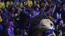 Suporter dari tim e-Sports, Onic, memberikan dukungan pada Grand Final Turnamen Mobile Legends: Bang Bang Profesional League (MPL) Indonesia Season 3 di Britama Arena, Jakarta, Jumat (3/5). Onic menang 3-0 atas Louvre. (Bola.com/Vitalis Yogi Trisna)