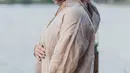 Kesha tampil mengenakan kemeja lengan panjang sebagai outer dengan inner dress warna coklat lebih pekat senada dengan kerudungnya. Ia pun tampil dengan anting-anting mutiara. [@kesharatuliu05]