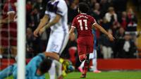 Striker Liverpool Mohamed Salah merayakan gol ke gawang NK Maribor pada laga Liga Champions di Anfield, Rabu (1/11/2017). (AFP/Paul Ellis)