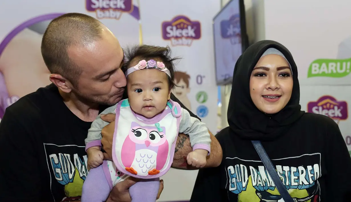 Sejak setahun belakangan ini, Richa Novisha menutup auratnya sebagai kewajiban setiap muslimah. Selain muncul dari dalam hatinya, sang suami, Gary Iskak juga sering mengingatkan untuk berhijab. (Deki Prayoga/Bintang.com)