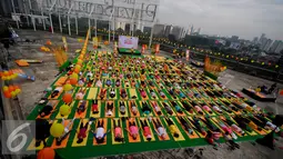 Peserta berbaring saat mengikuti Yoga in the Air di rooftop Plaza Semanggi, Jakarta, Sabtu (30/4). Kegiatan ini dilakukan sebagai bentuk kampanye "Stay fresh and healthy with Kiranti".(Liputan6.com/Johan Tallo)