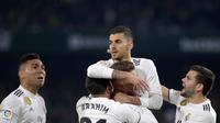 Perayaan gol pemain Real Madrid usai Cebalos mencetak gol pada laga lanjutan La Liga Spanyol yang berlangsung di stadion Benito Villamarin, Senin (14/1). Real Madrid menang 2-1 atas Real Betis. (AFP/Cristina Quicler)