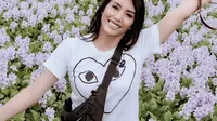 Aktris Tyas Mirasih berfoto dengan latar bunga eceng gondok di Taman Cinta Teluk Jering, Kampar. (dok. Istagram @tyasmirasih/M Syukur)