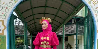 Zaskia Gotik yang baru saja pulang umrah itu mengenakan baju bodo warna merah. Baju bodo merupakan baju tradisional perempuan suku Makassar, Sulawesi Selatan. Melansir Wikipedia, Baju bodo juga dikenal sebagai salah satu busana tertua di dunia. [Instagram/zaskia_gotix]