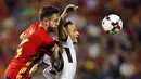 Gelandang Spanyol, Saul Niguez, berebut bola dengan gelandang Albania, Ergys Kace, pada laga Kualifikasi Piala Dunia 2018 di Stadion Rico Perez, Jumat (6/10/2017). Spanyol menang 3-0 atas Albania. (AP/Alberto Saiz)
